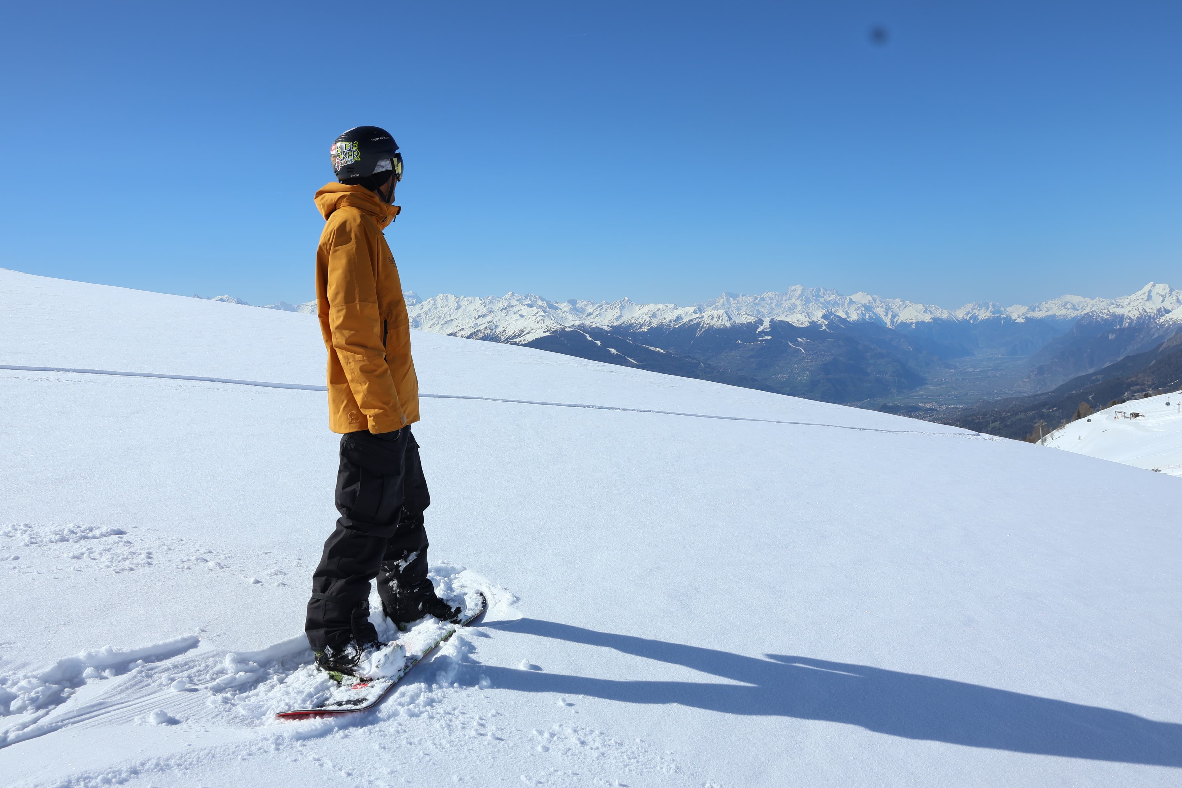 Freeride snowboarding with Enjoy the ride snwoboard school Crans-Montana